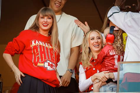 camicia donatella versace|Iconic Designer's Message to Taylor Swift at Chiefs Game Goes .